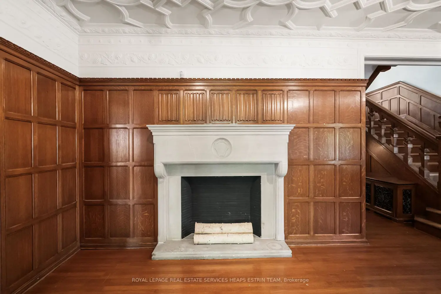 208 Roxborough Drive photo 3