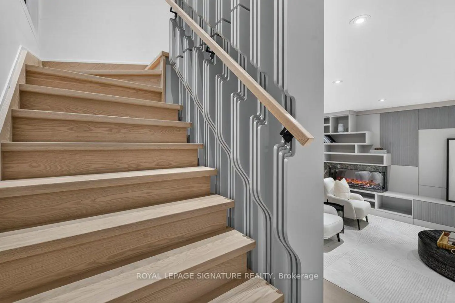 217 Chaplin Crescent photo 5