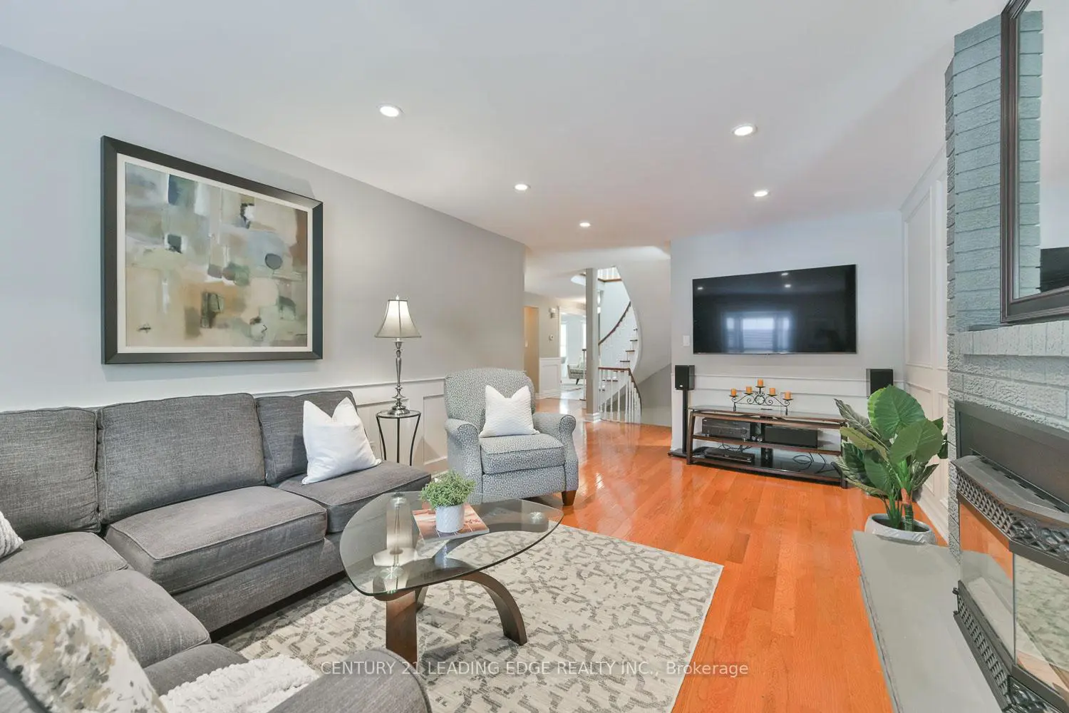 82 Penny Crescent photo 5