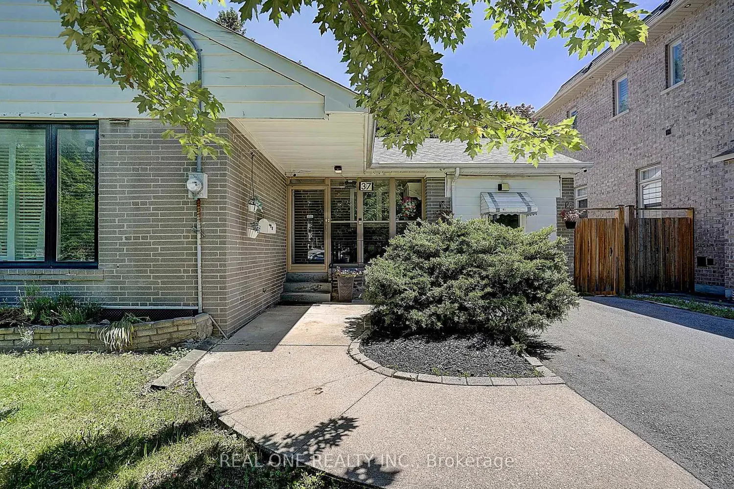 37 Lauralynn Crescent
