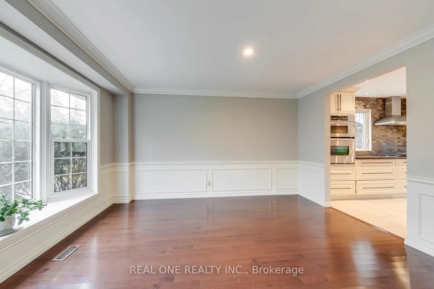 120 Blyth Crescent photo 3
