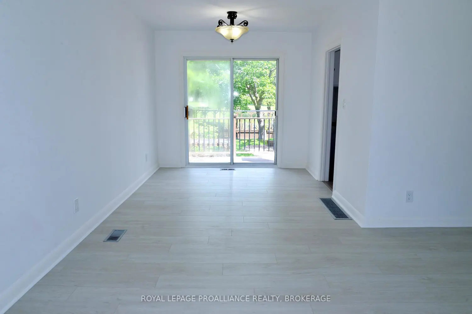 775 Alfred Crescent photo 3