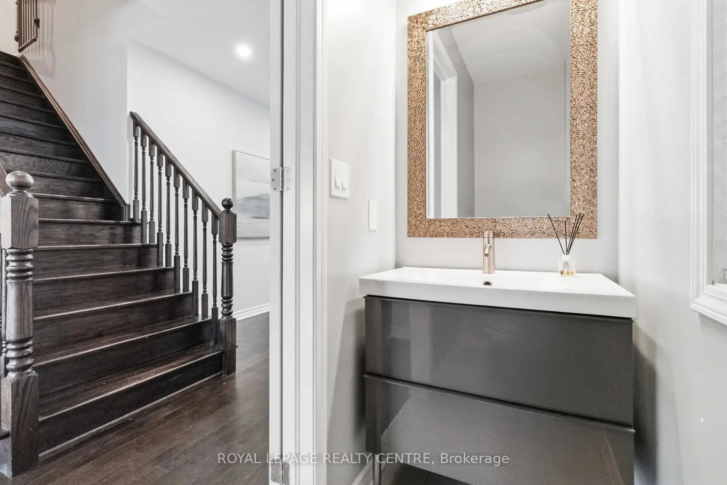 1590 Clitherow Street photo 5