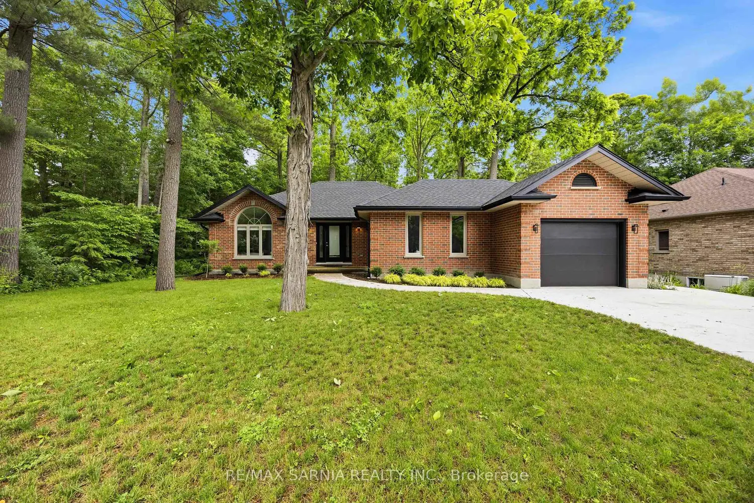 10172 Meadowlilly Crescent