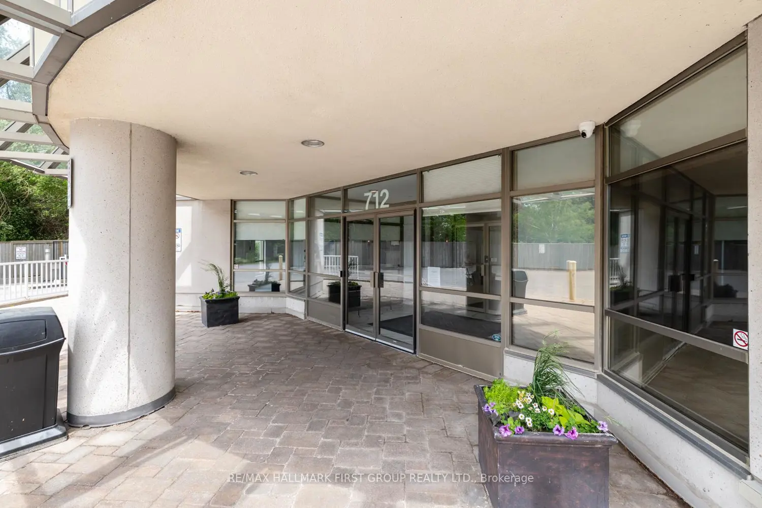 712 Rossland Road 1002 photo 3