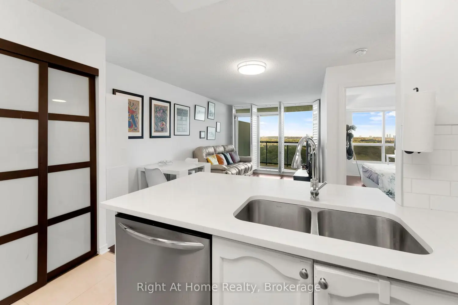 2545 Erin Centre Boulevard 1611 photo 3