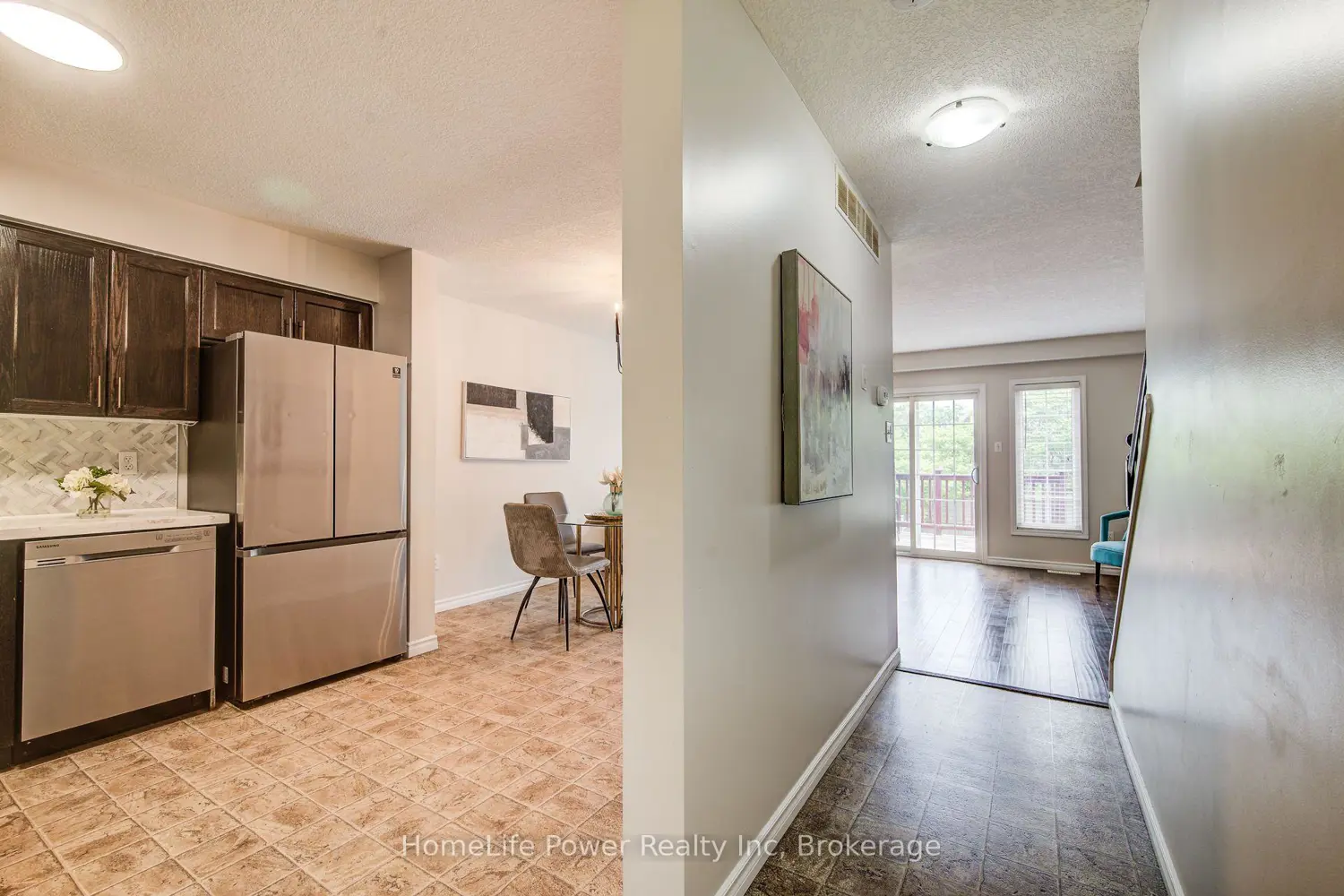 208 Featherstone Crescent photo 4