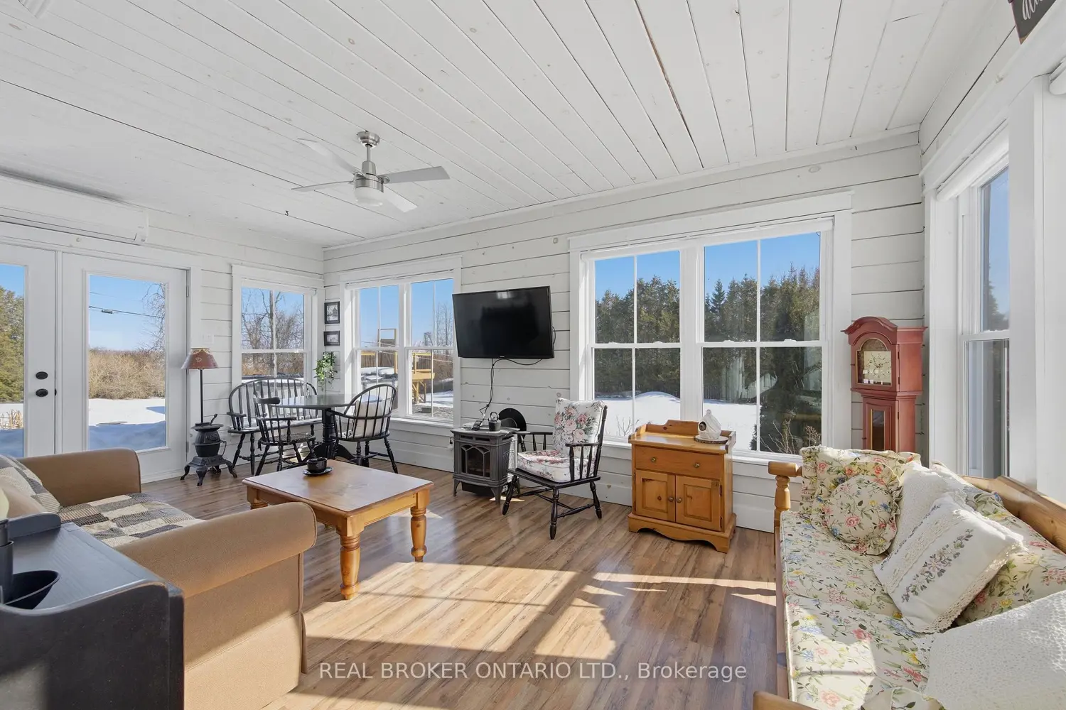 2090 Beach Road photo 2