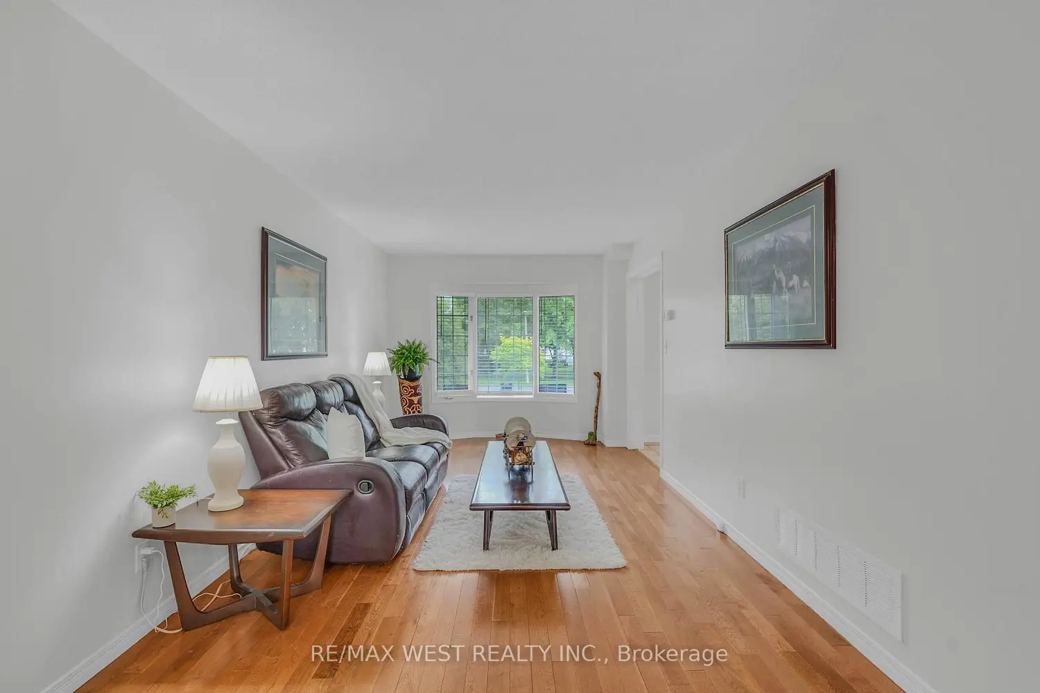 203 Elizabeth Crescent photo 3