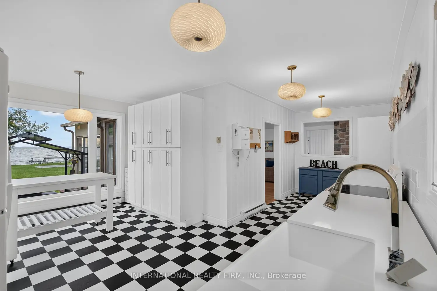 2032 Lakeshore Drive photo 2