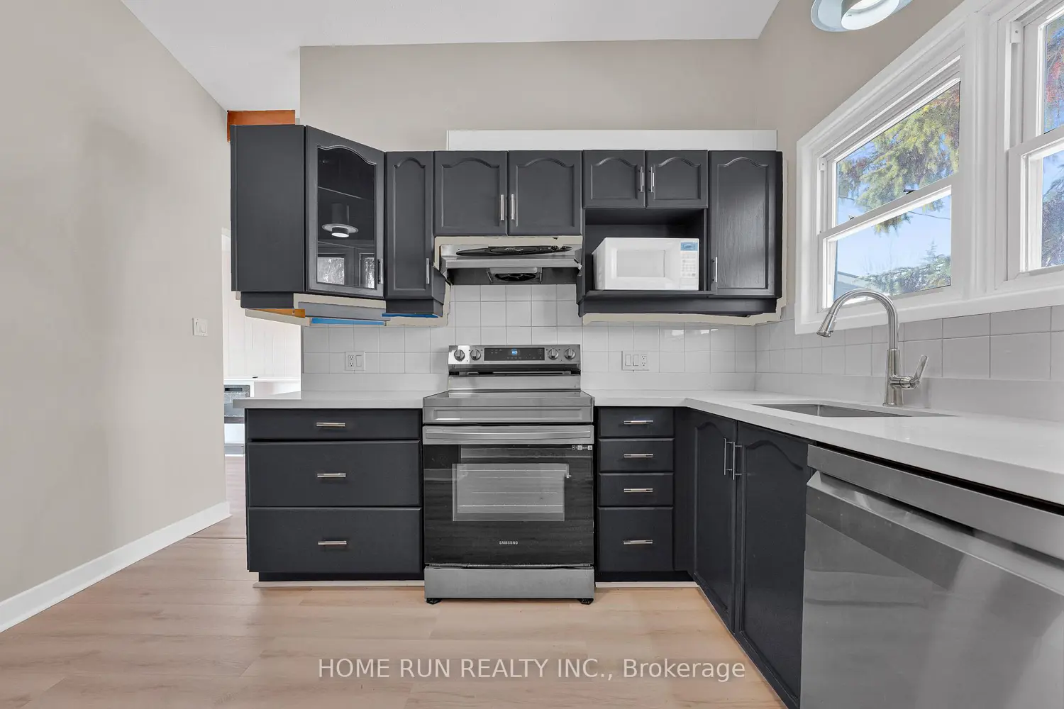 1259 Meadowlands Drive photo 4