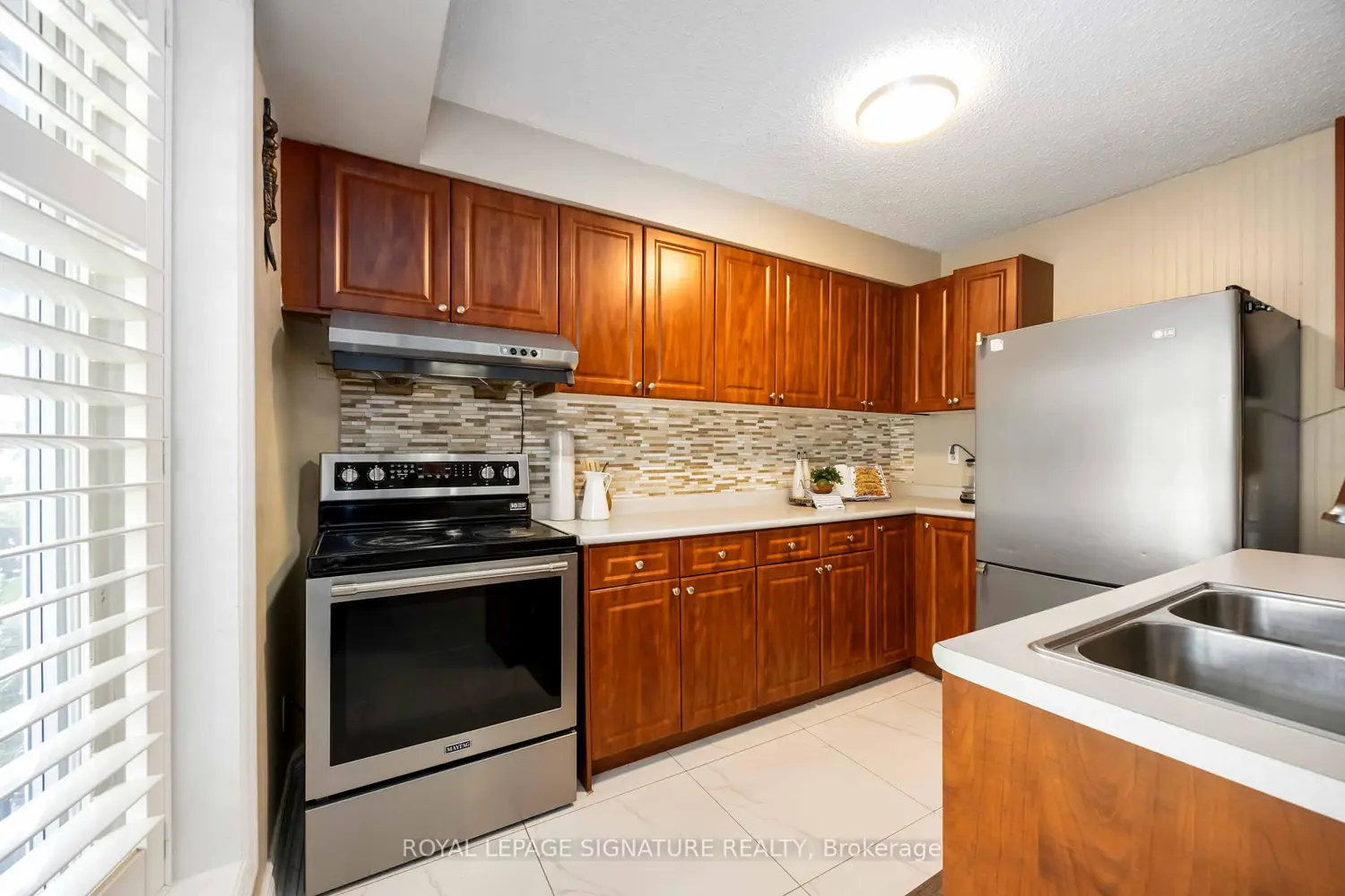 104 Billington Crescent photo 3