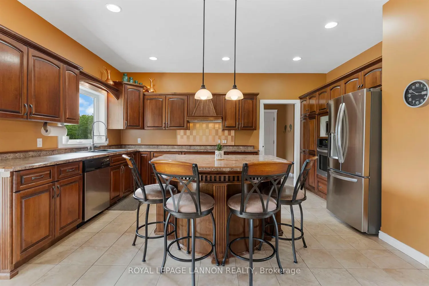 566 Calvert Road photo 2