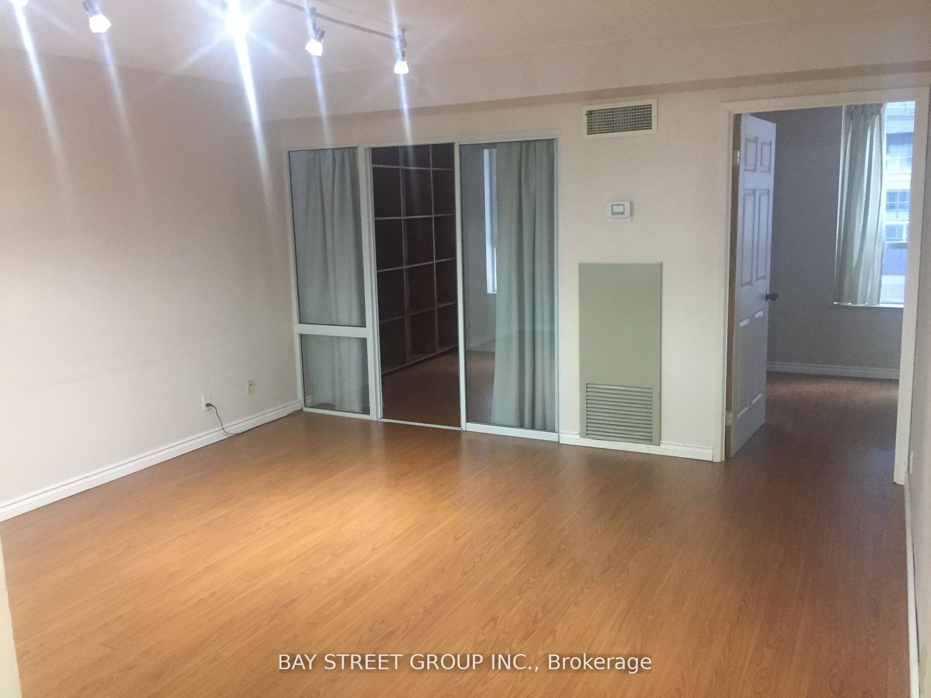 414-711 Bay Street, Toronto, ON, M5G 2J8