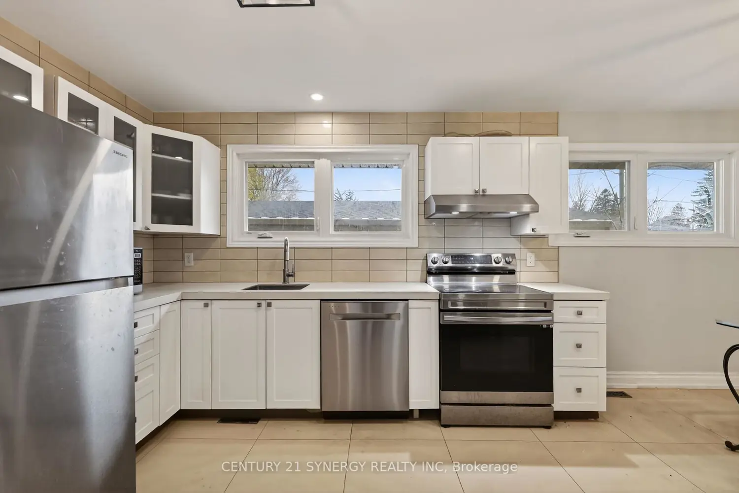 2358 Joliffe Street photo 5