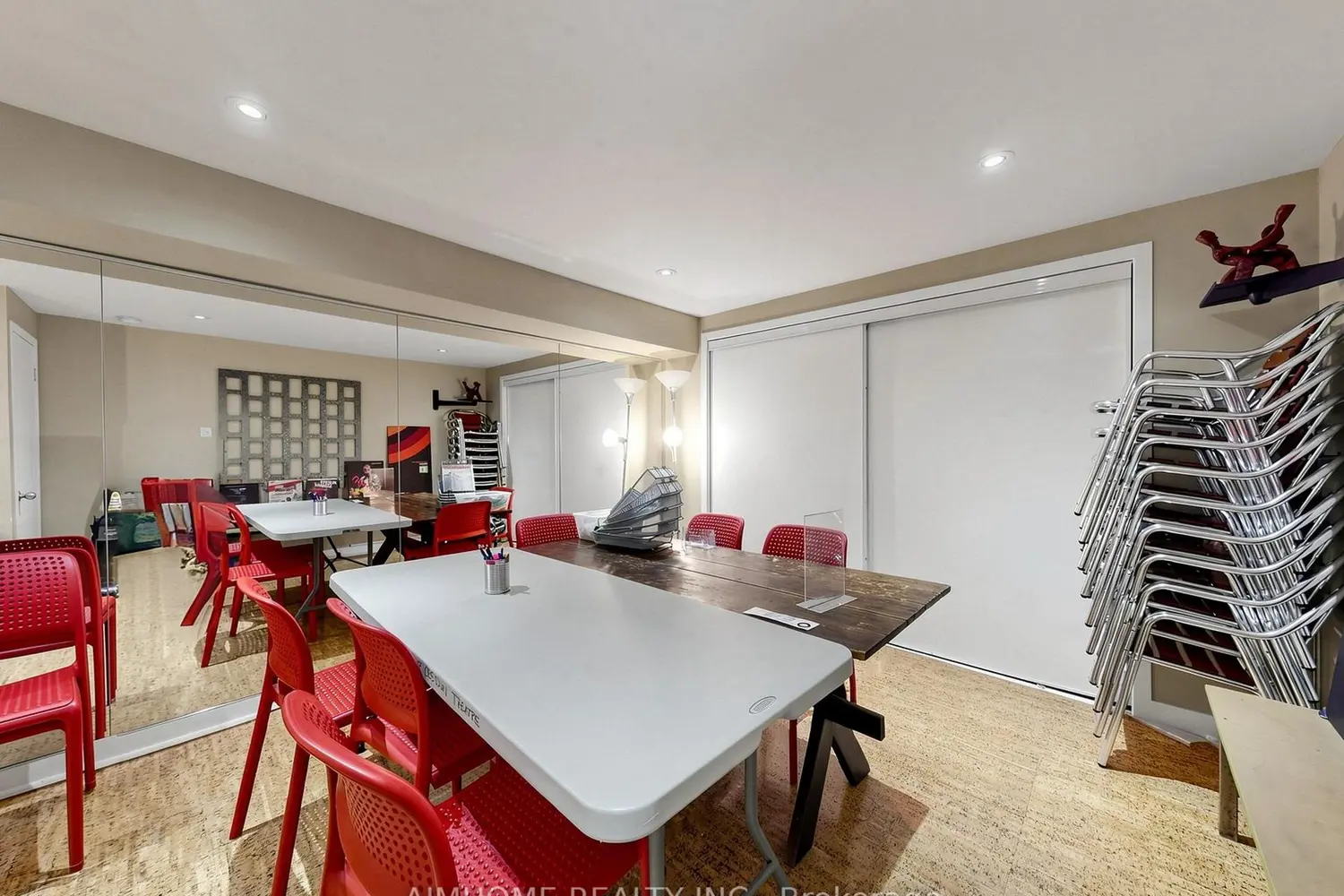 1089 Dundas Street photo 4
