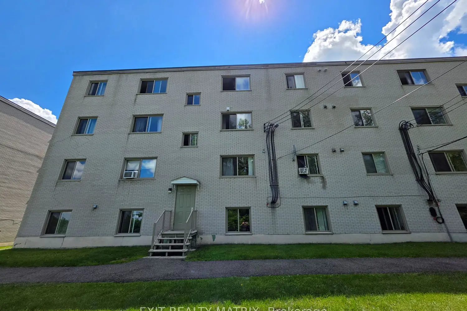960 Cartier Boulevard 8 photo 3