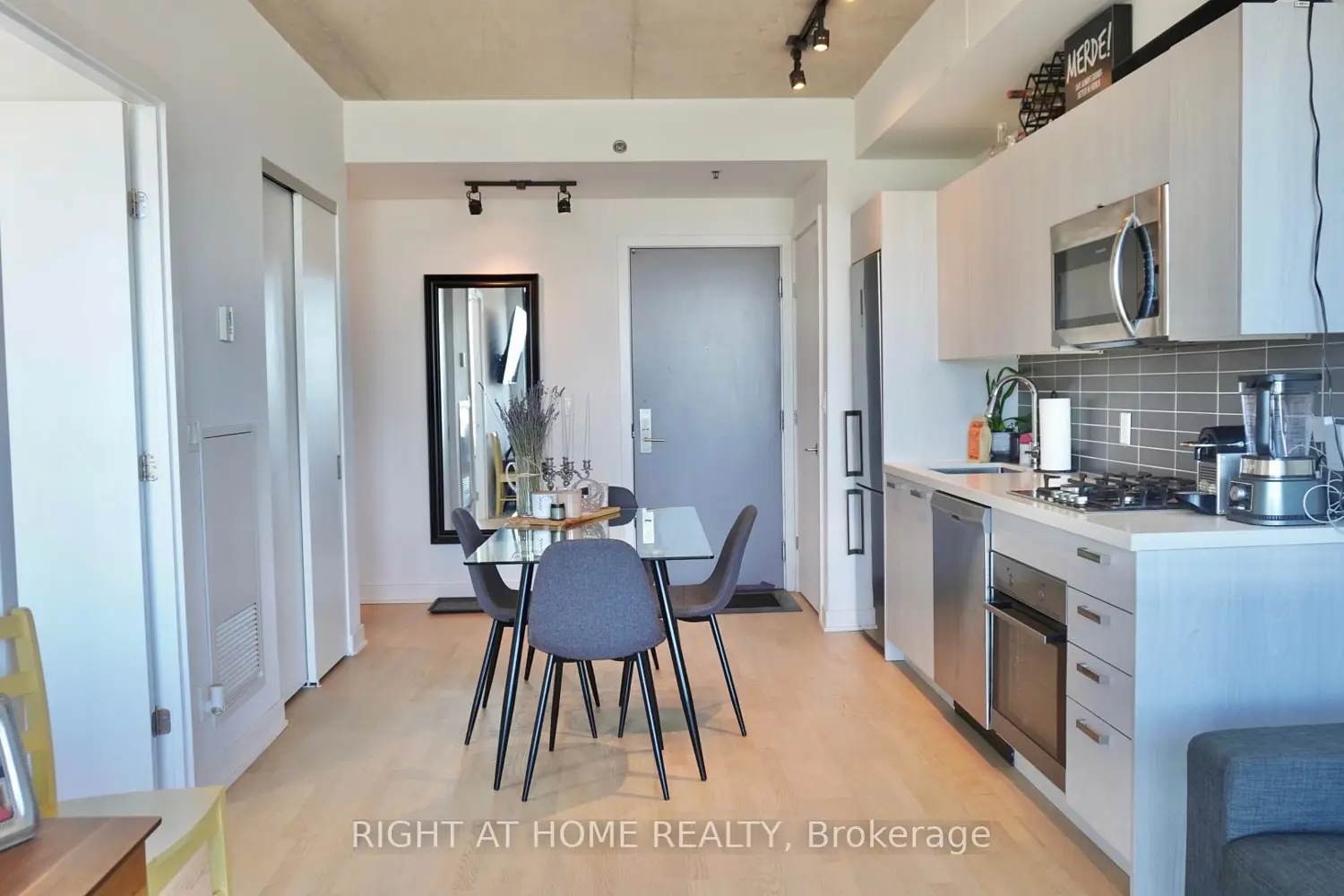 203 Catherine Street 1804 photo 4