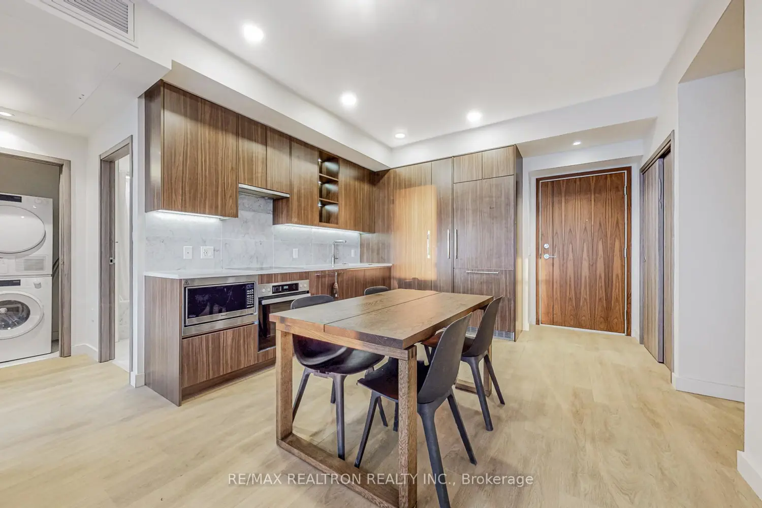 85 Mcmahon Drive 3106 photo 2