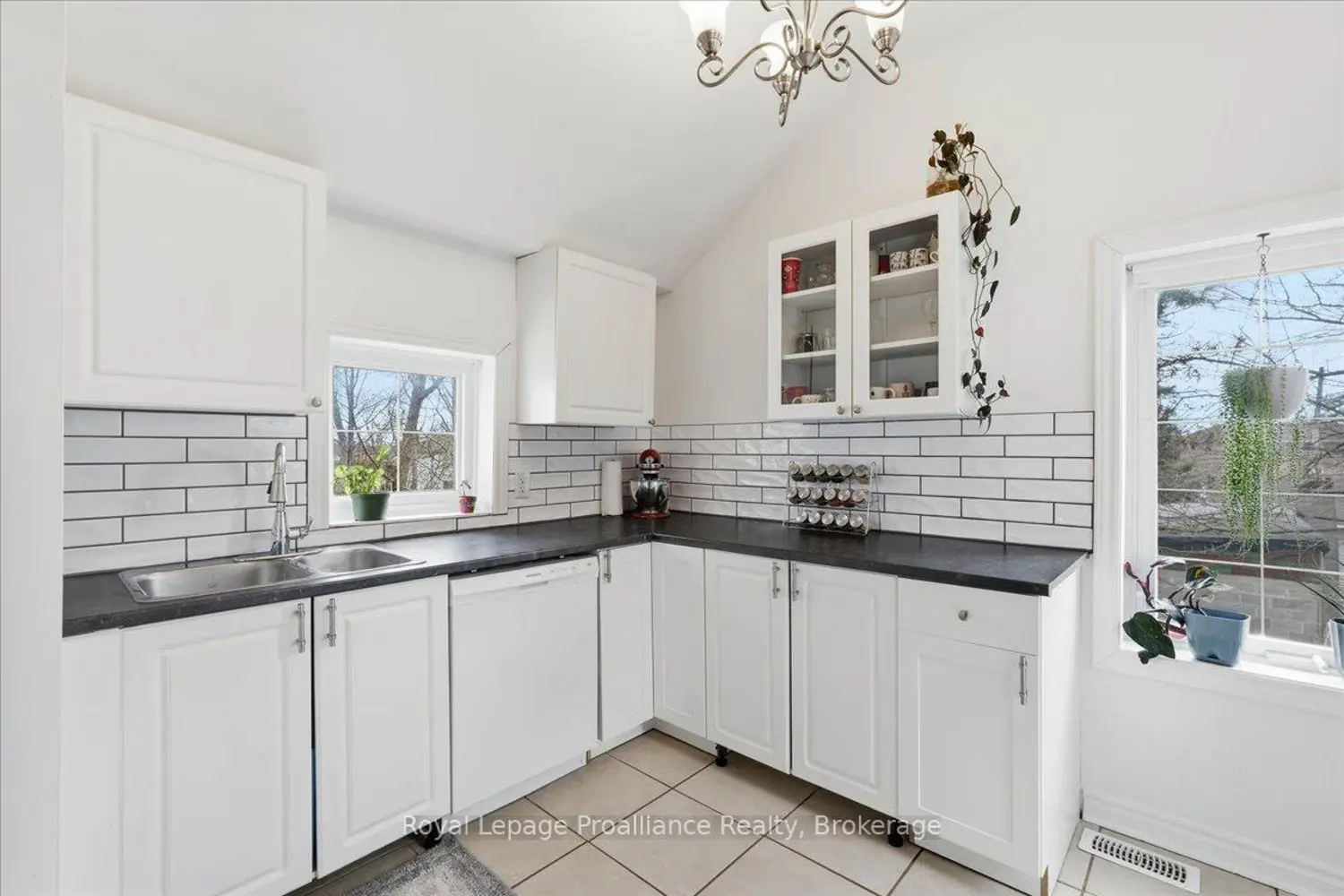 209 Dundas Street photo 5
