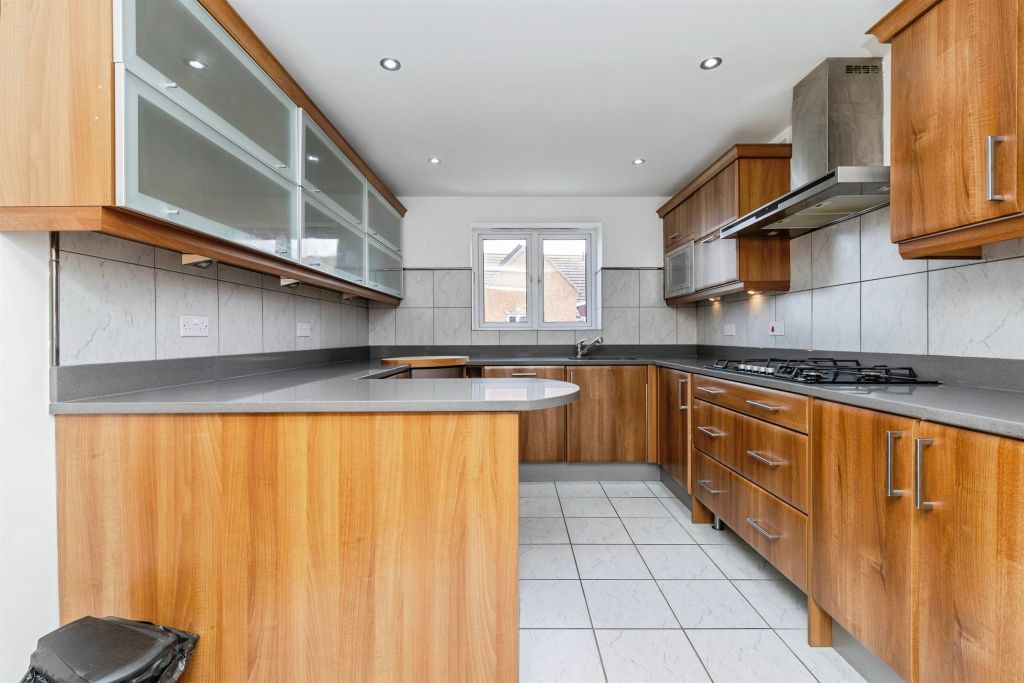 4 bed flat for saleQuayside, Hartlepool TS24 photo 3