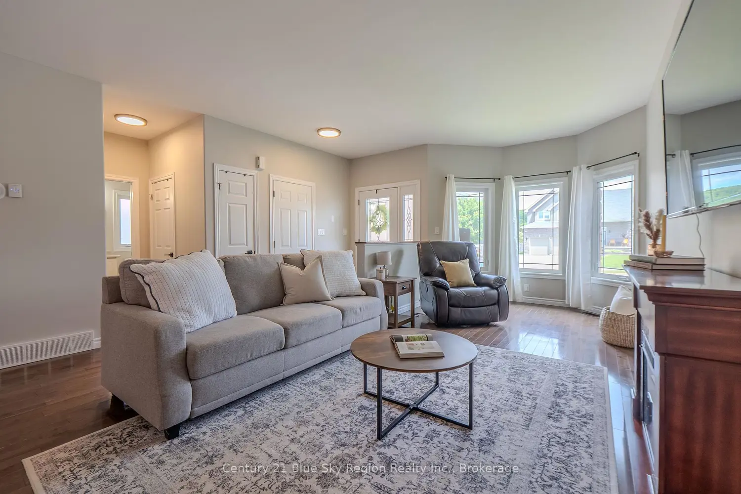 2438 Connaught Avenue photo 3