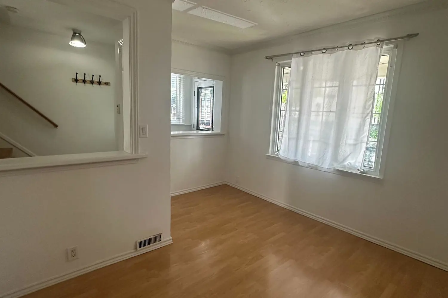 98 Chambers Avenue photo 2