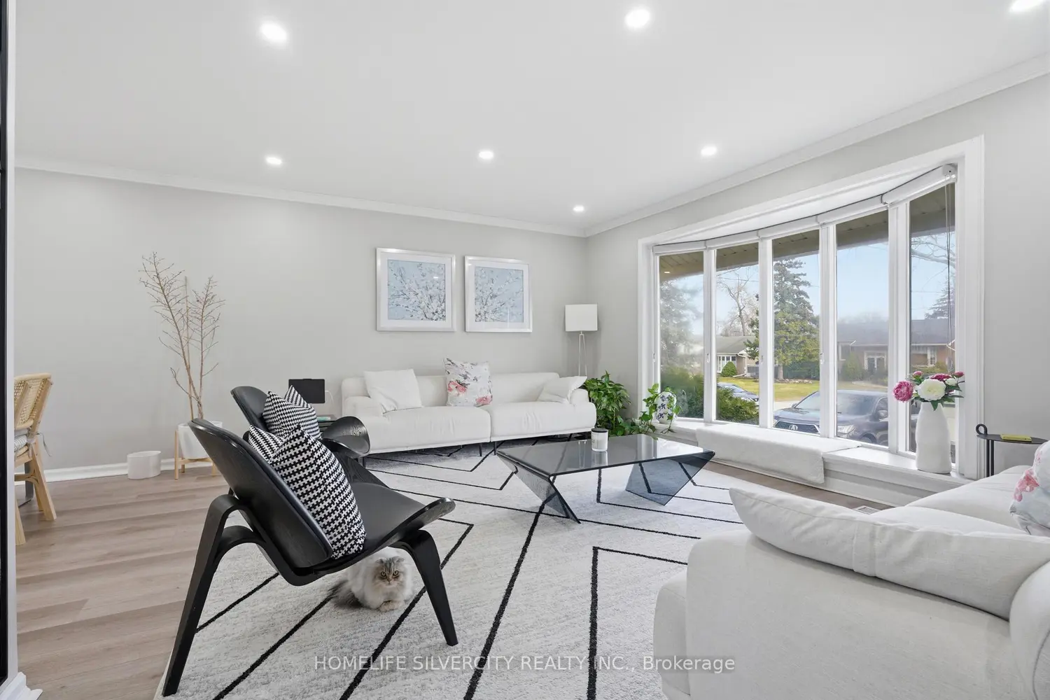 578 Trafford Crescent photo 3