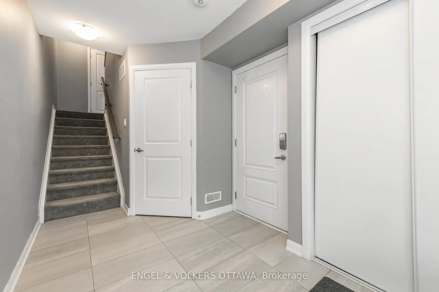 517 Galmoy Way photo 3