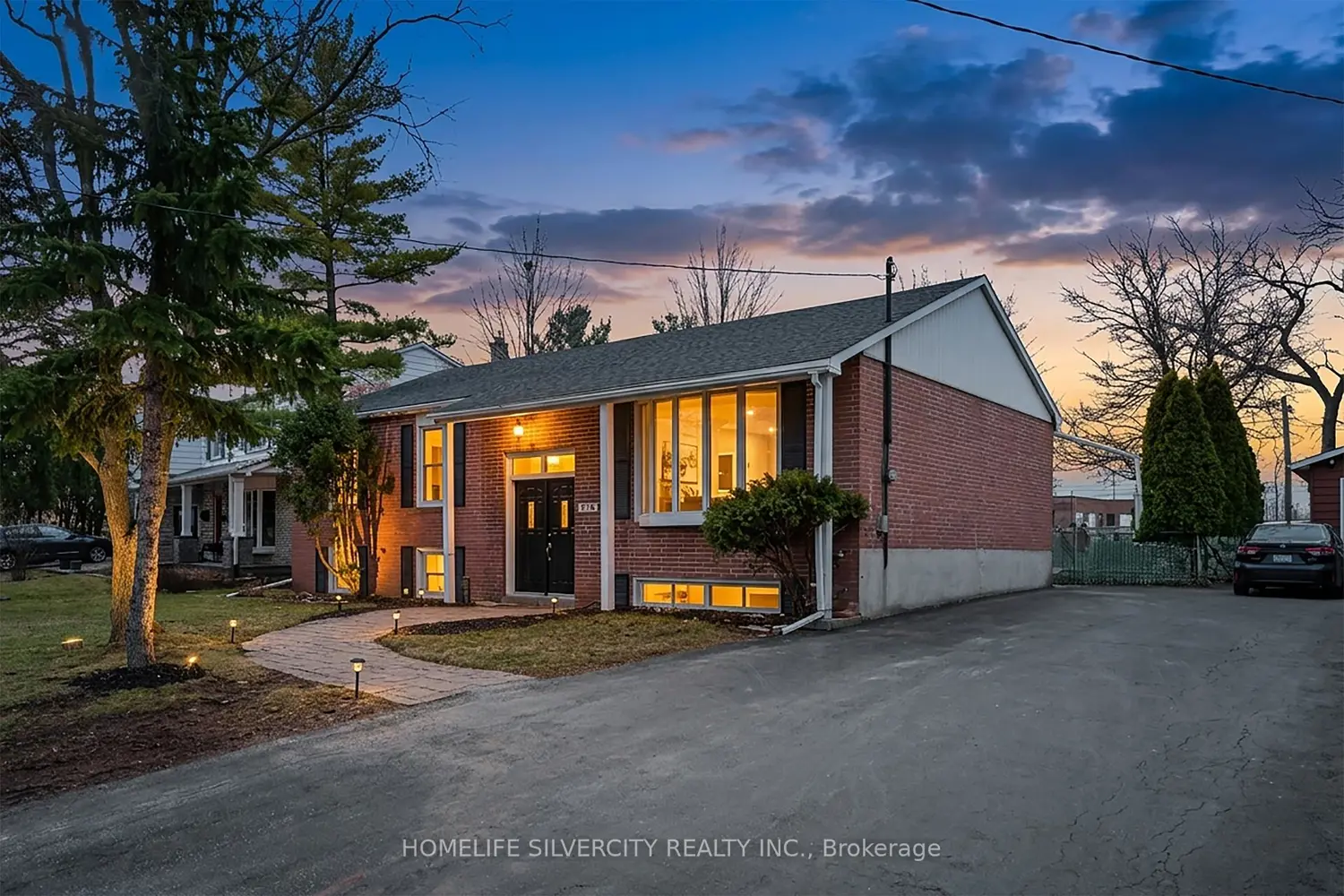 578 Trafford Crescent photo 2