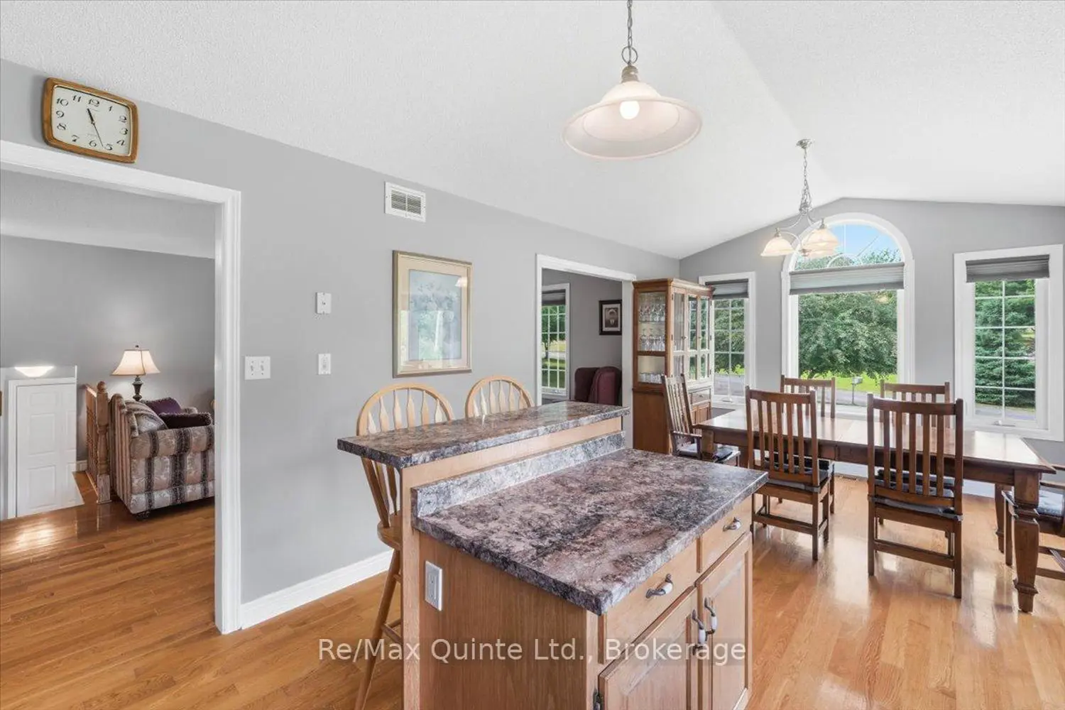 219 Helyer Road photo 4