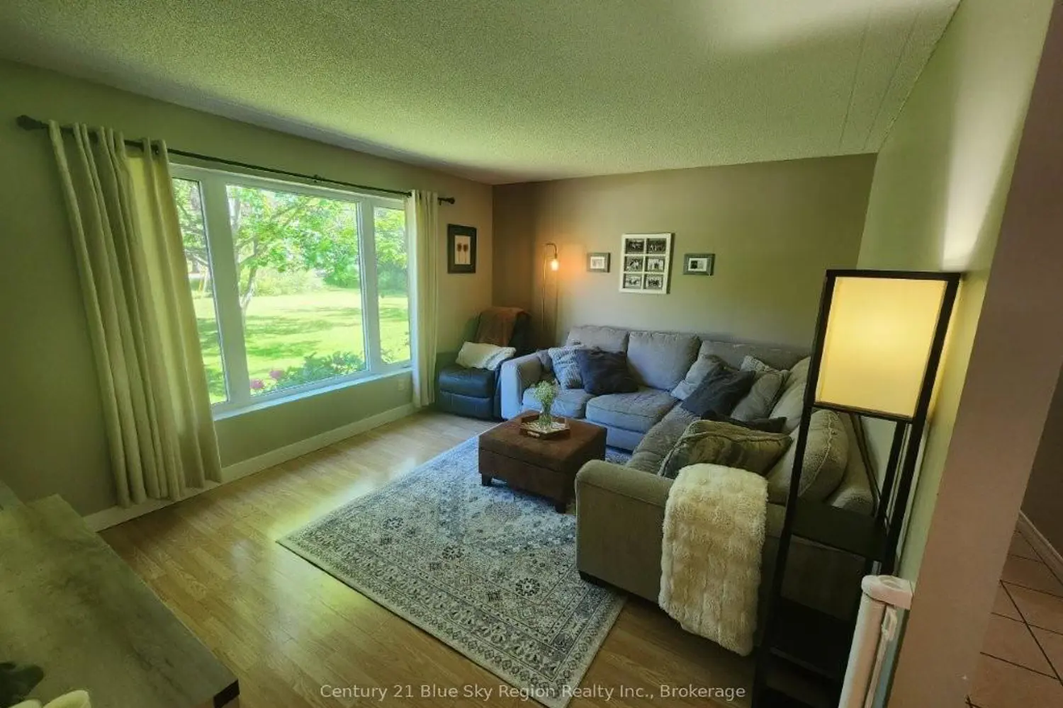 1048 Derland Road photo 5