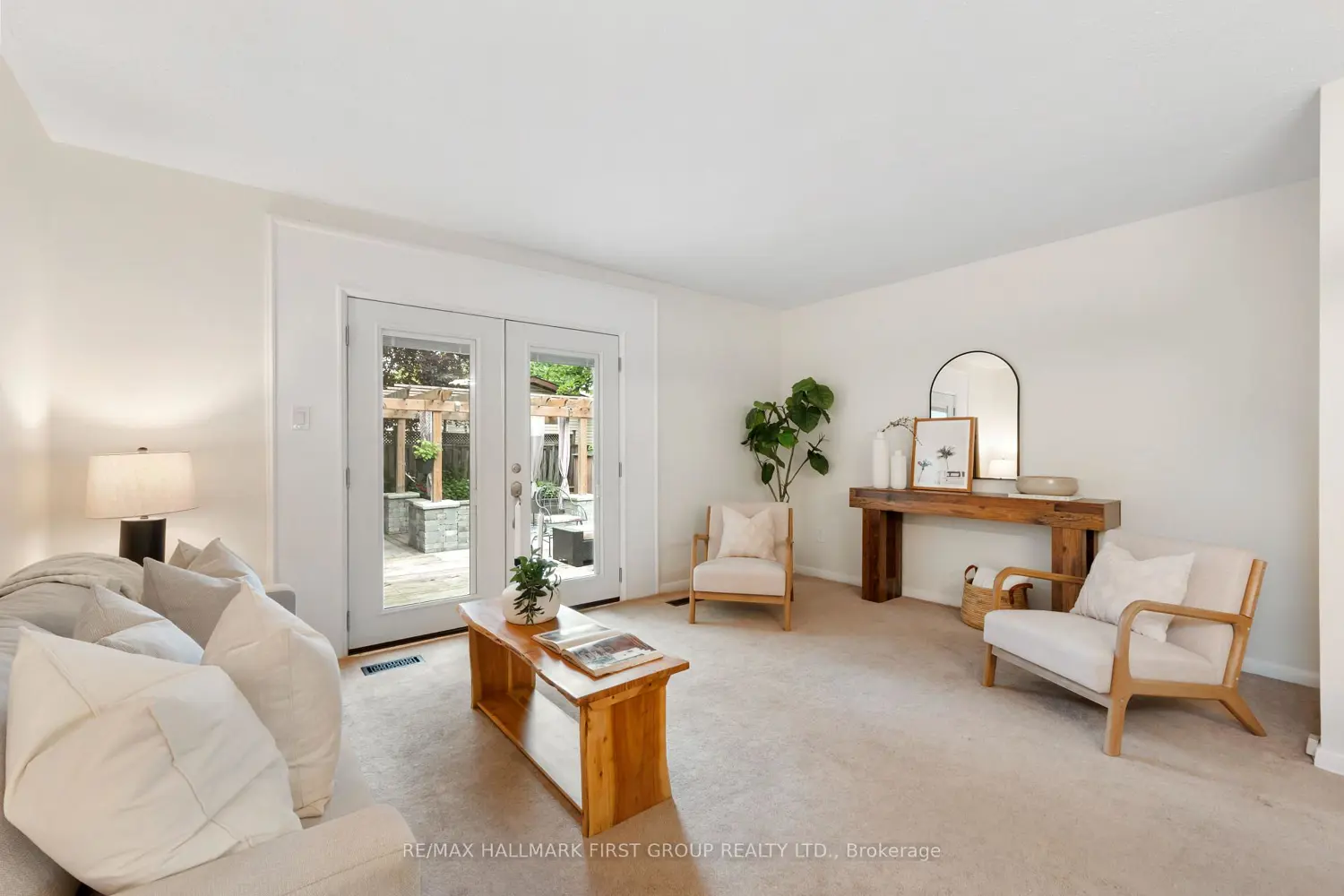 945 Donovan Crescent photo 2