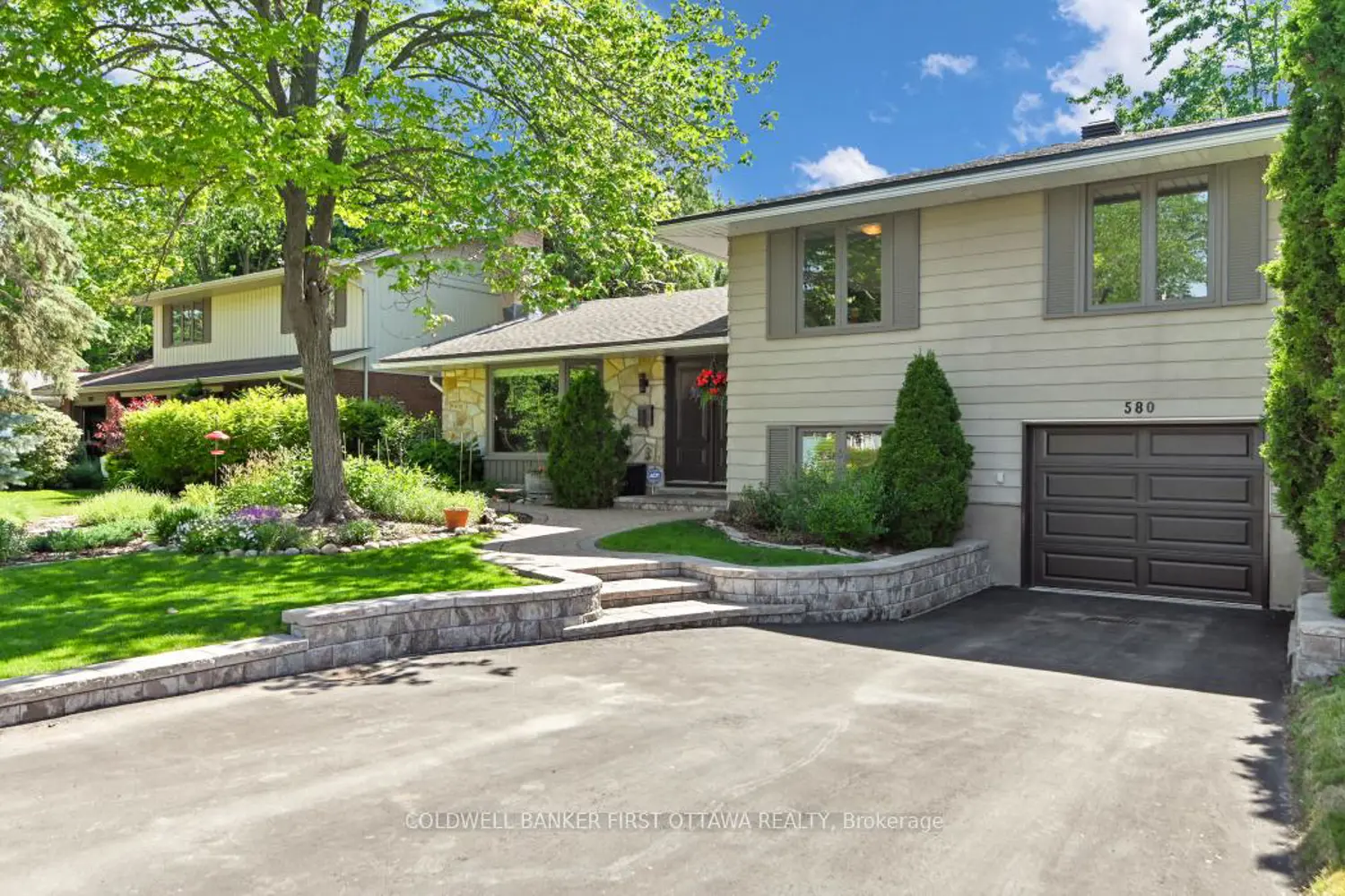 580 Duff Crescent photo 2