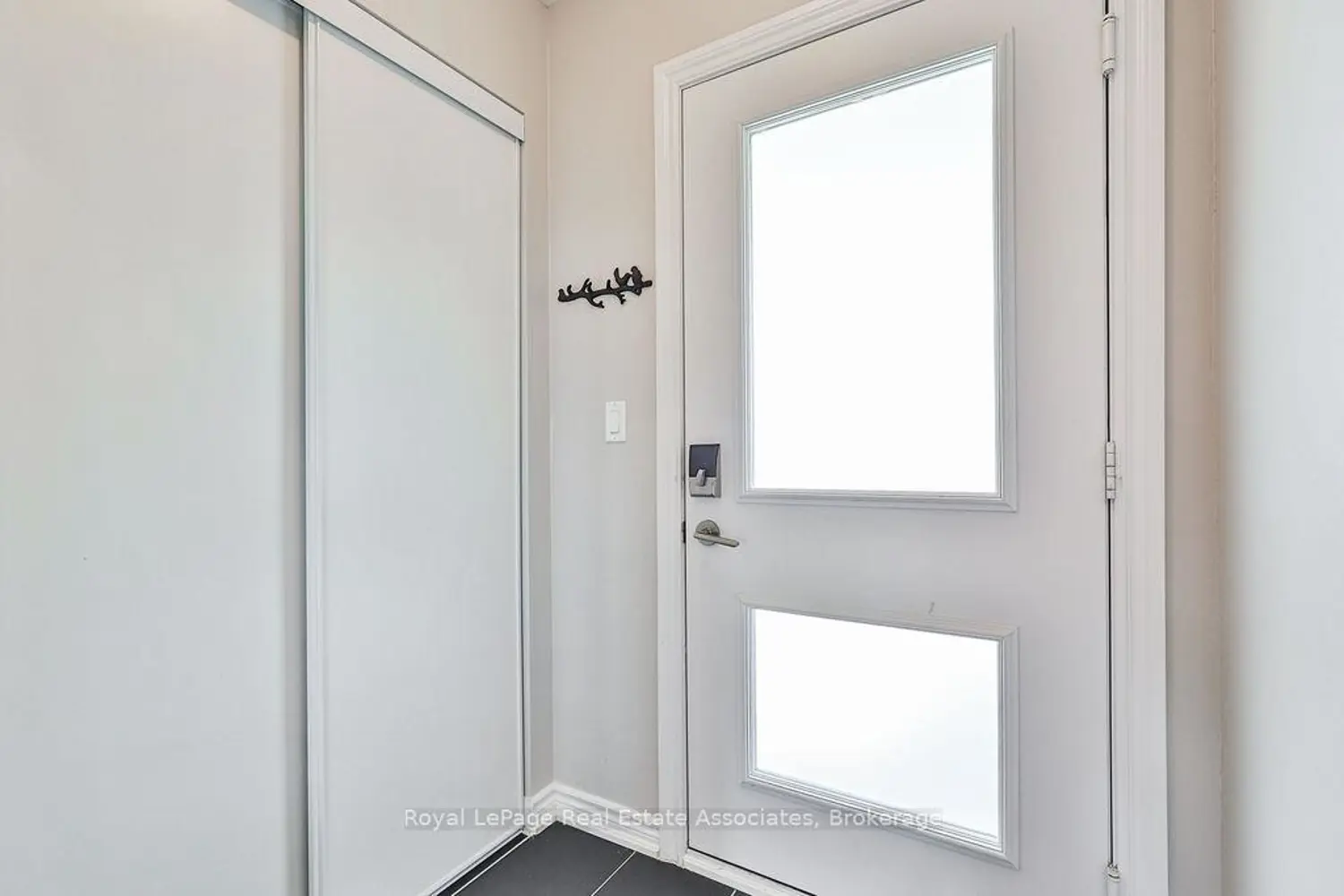4 Anchorage Crescent 302 photo 4