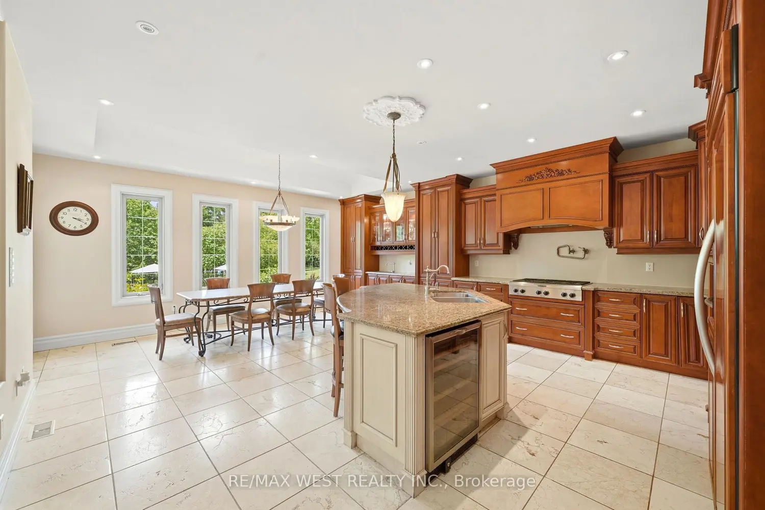 2 Kingswood Drive photo 4