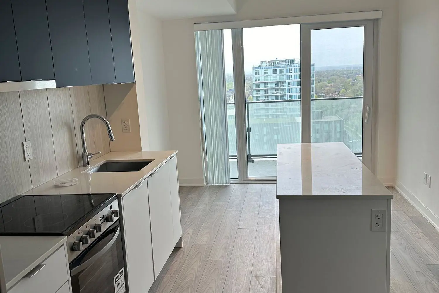 8 Tippett Road 1402 photo 5