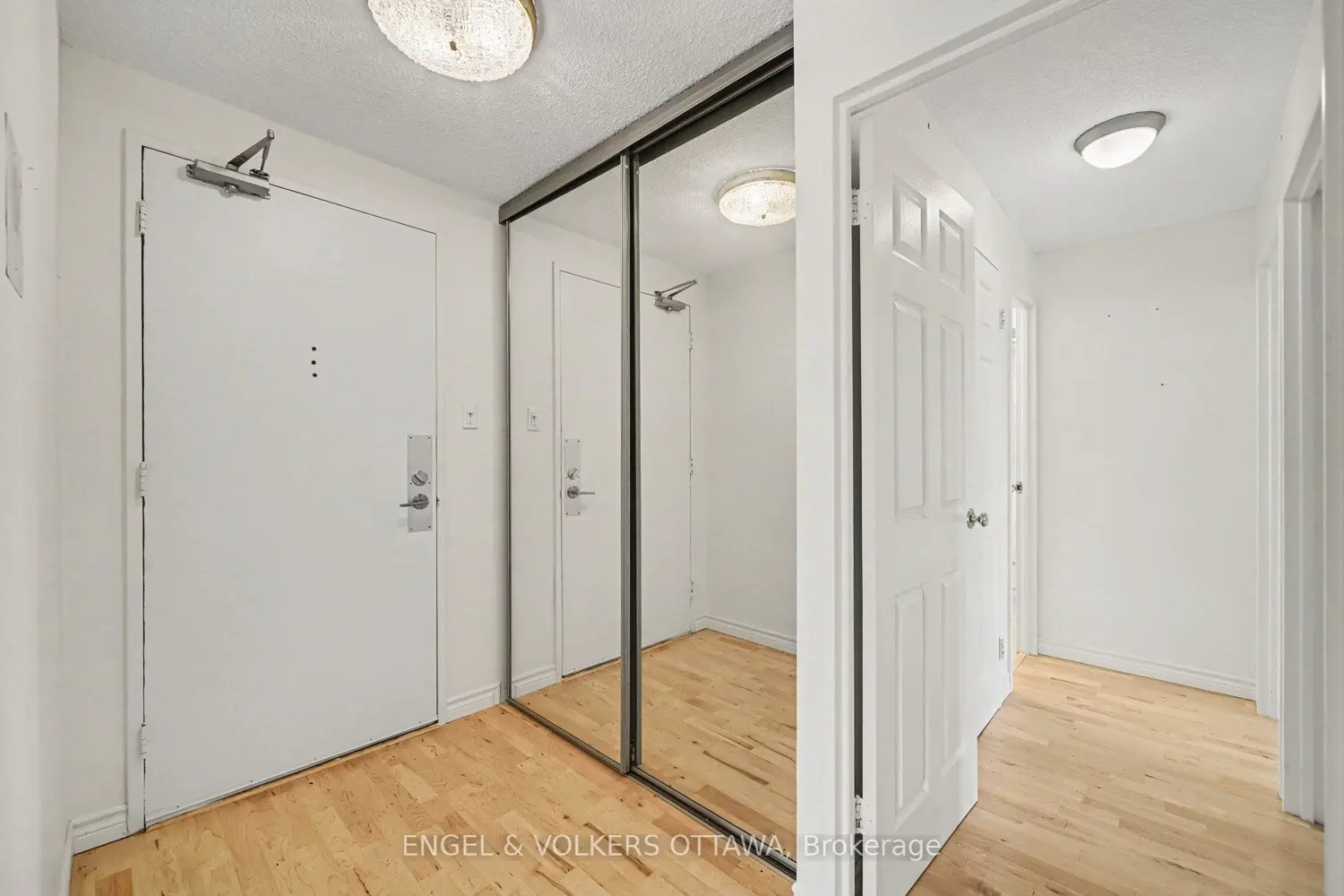 1171 Ambleside Drive 1206 photo 2