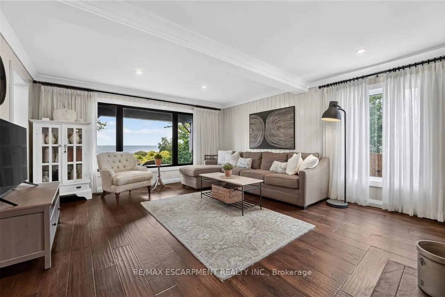 3754 Lakeshore Road photo 3