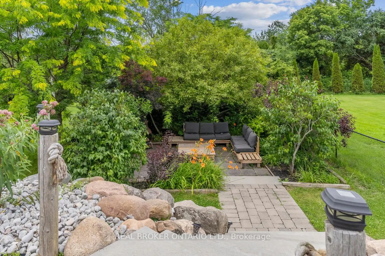 27 Bagshaw Crescent photo 2