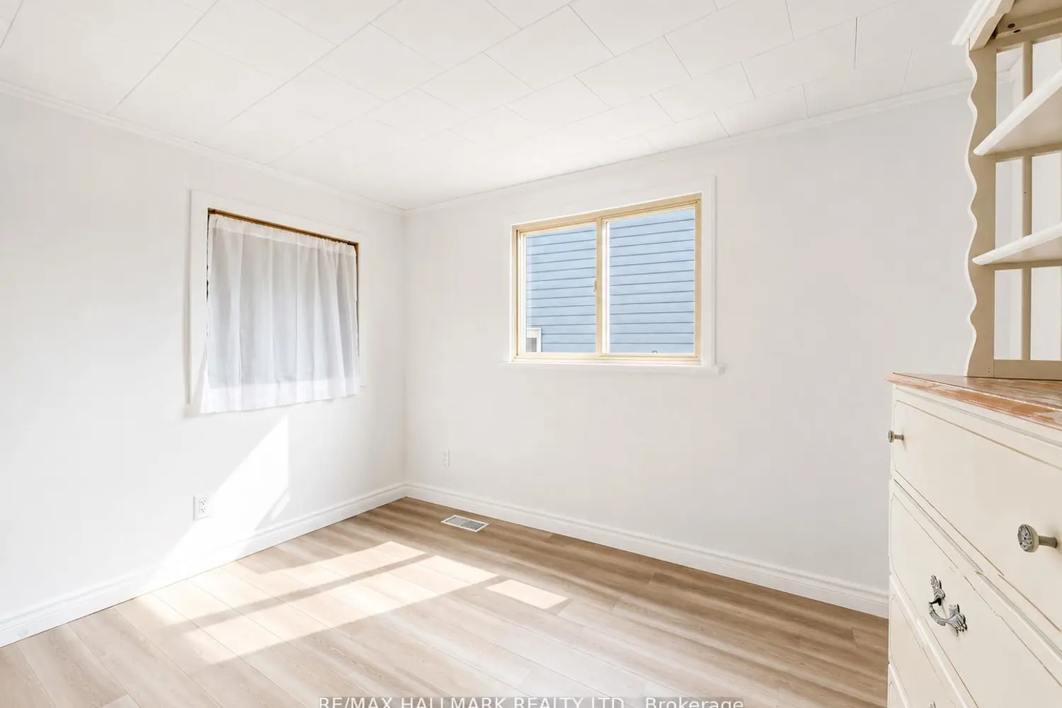 1053 Elm Road photo 2