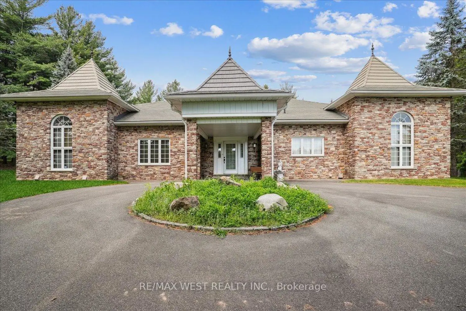 1630 Pelham Street photo 2
