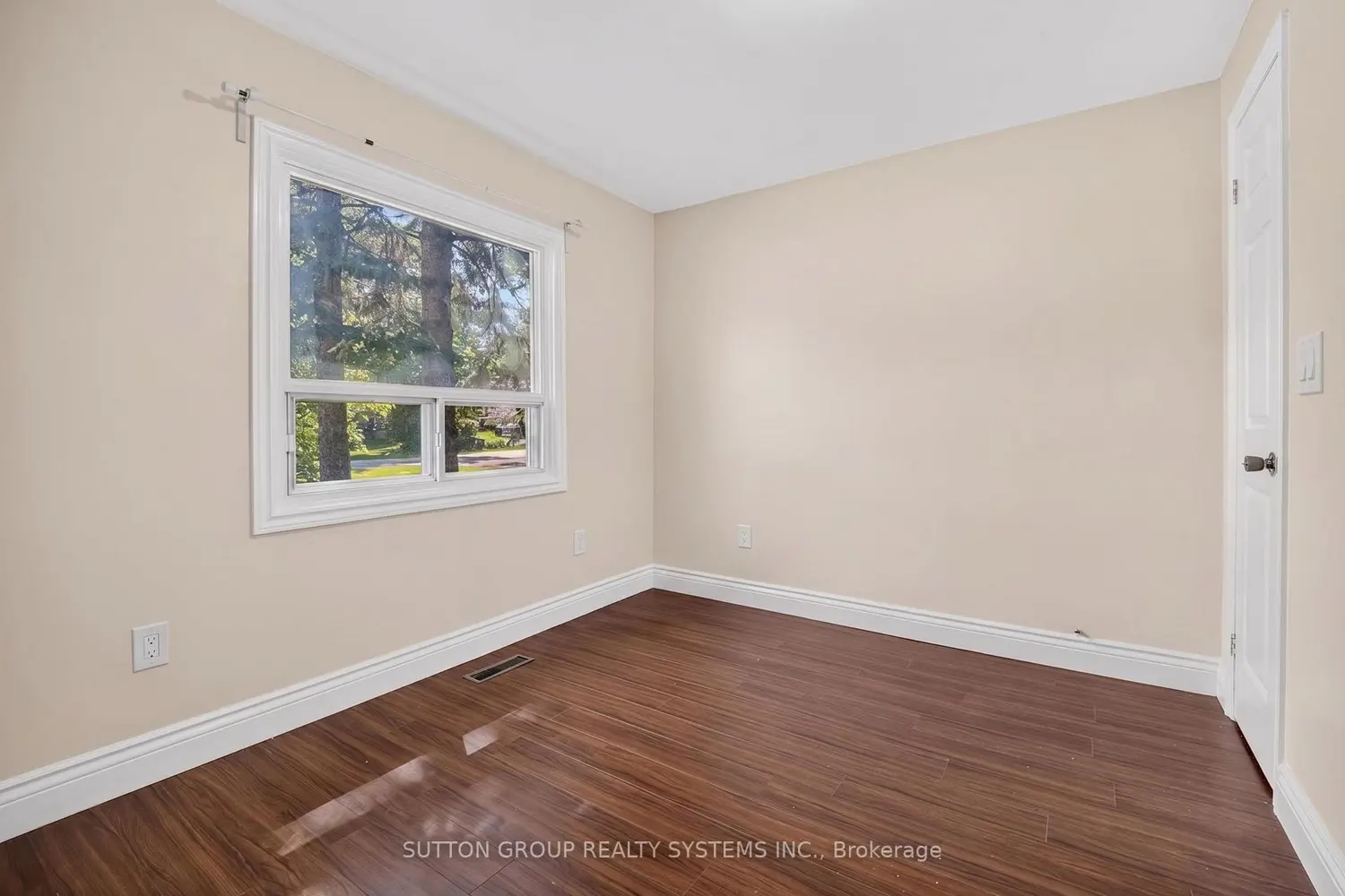 2082 Lilac Drive photo 2