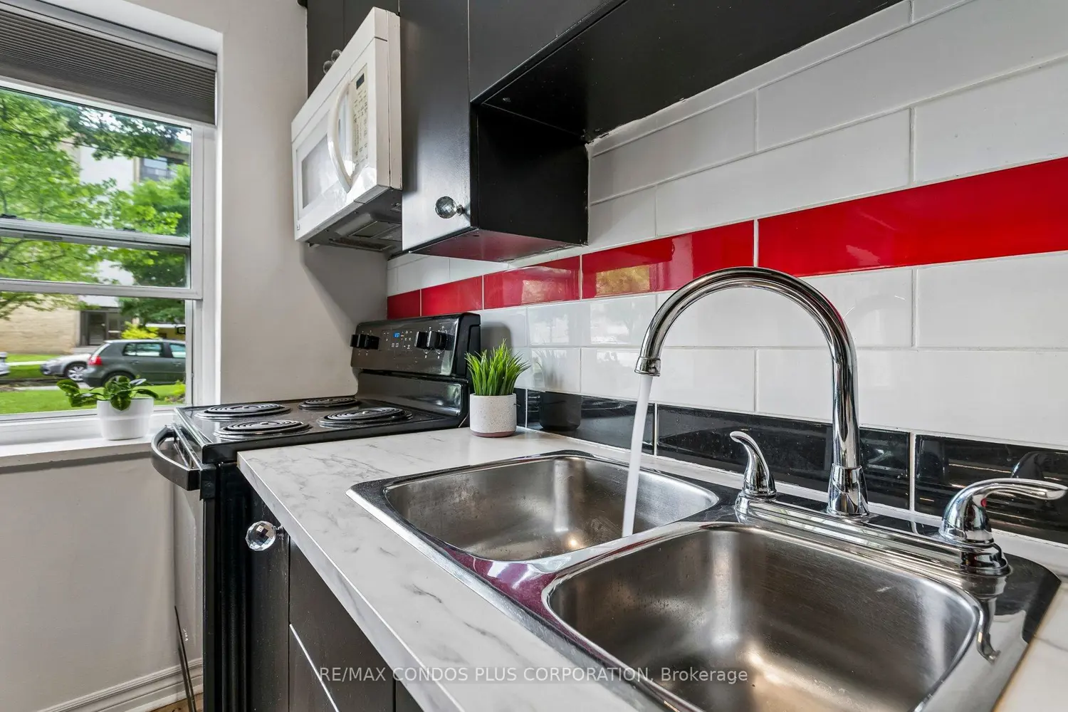 185 Stephen Drive 101 photo 5