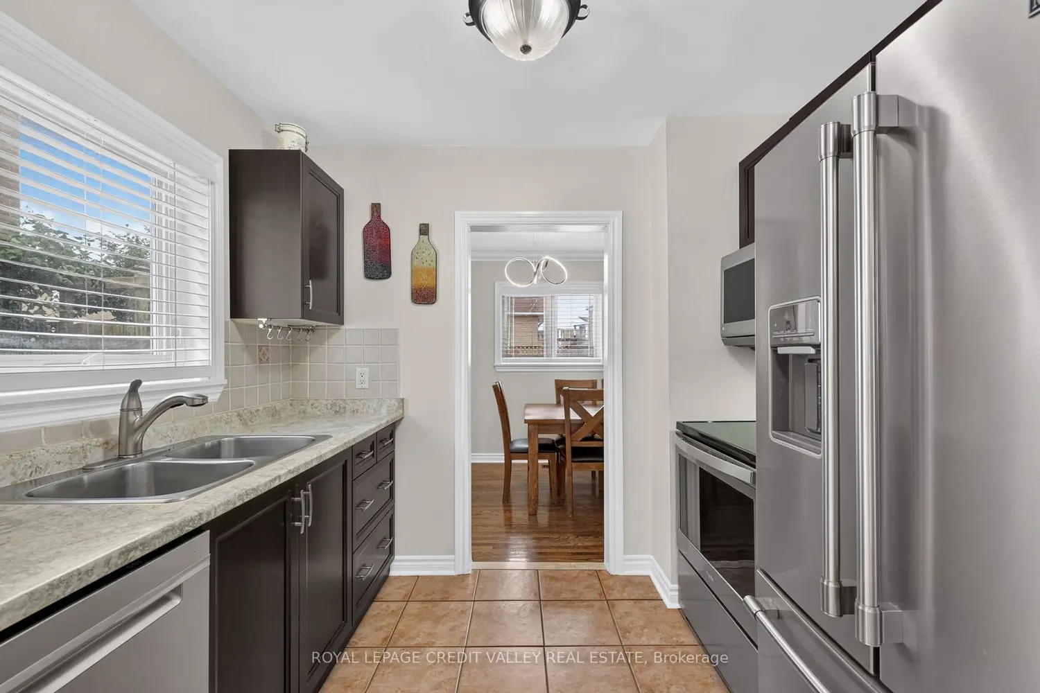 184 Town House Crescent 184 photo 3
