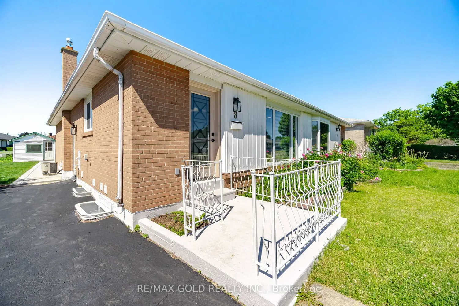 8 Athlone Avenue photo 3