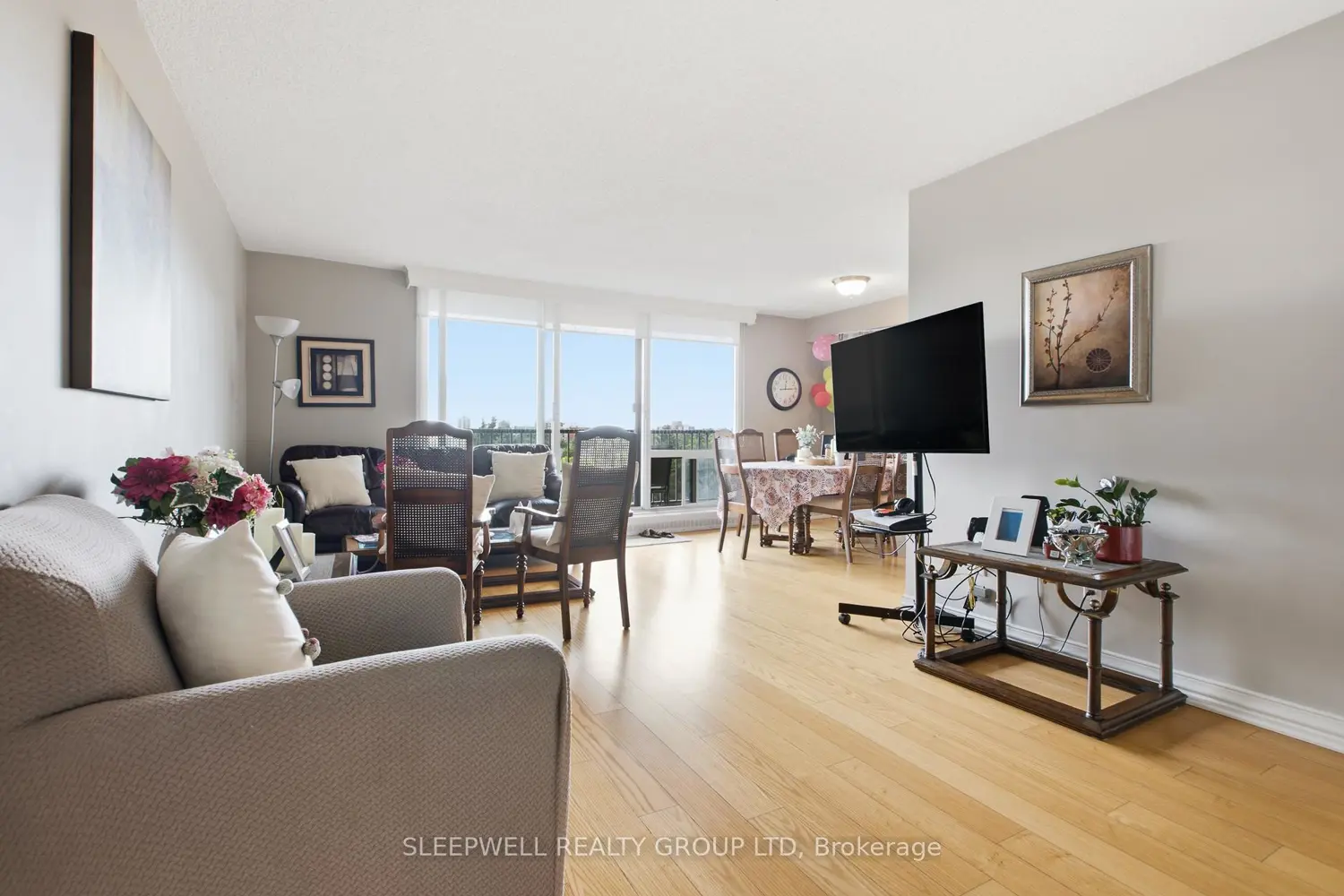 665 Bathgate Drive 712 photo 3