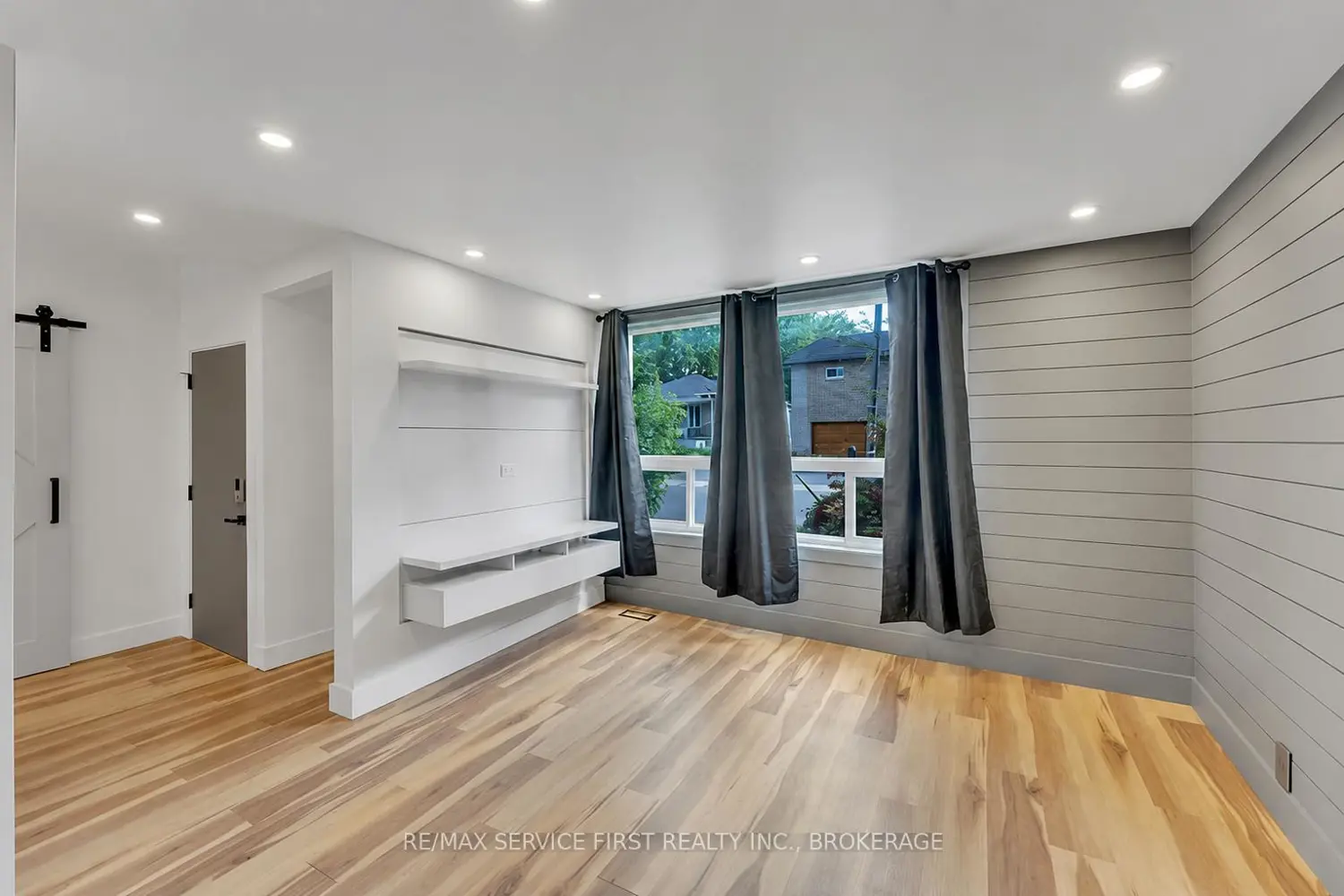 211 Raglan Road photo 2