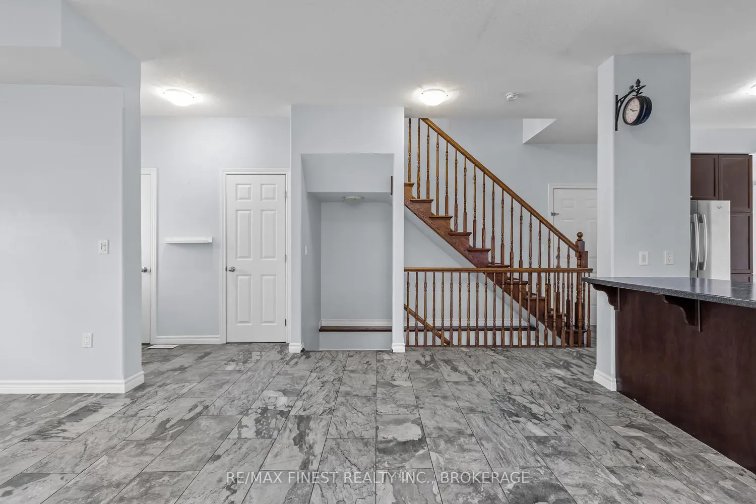 893 Ascot Lane photo 2