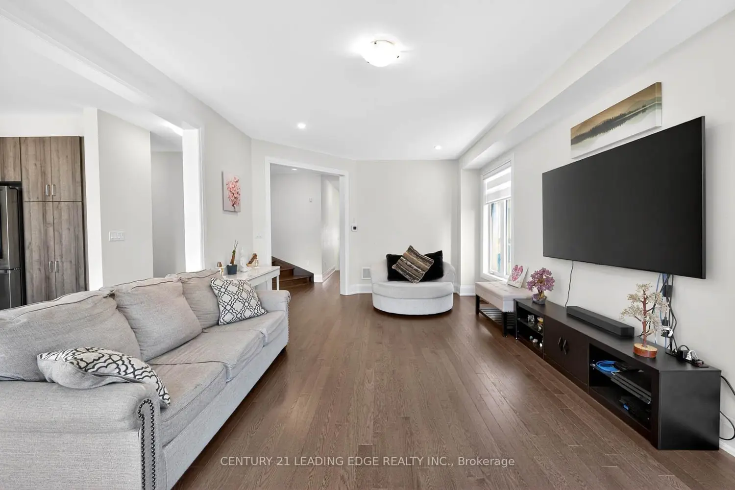 235 Ferragine Crescent photo 4